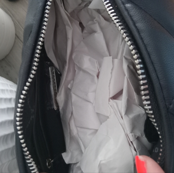 New Steve Madden Black Quilted Crossbody/Shoulder Bag with AirPods Case - Picture 7 of 9